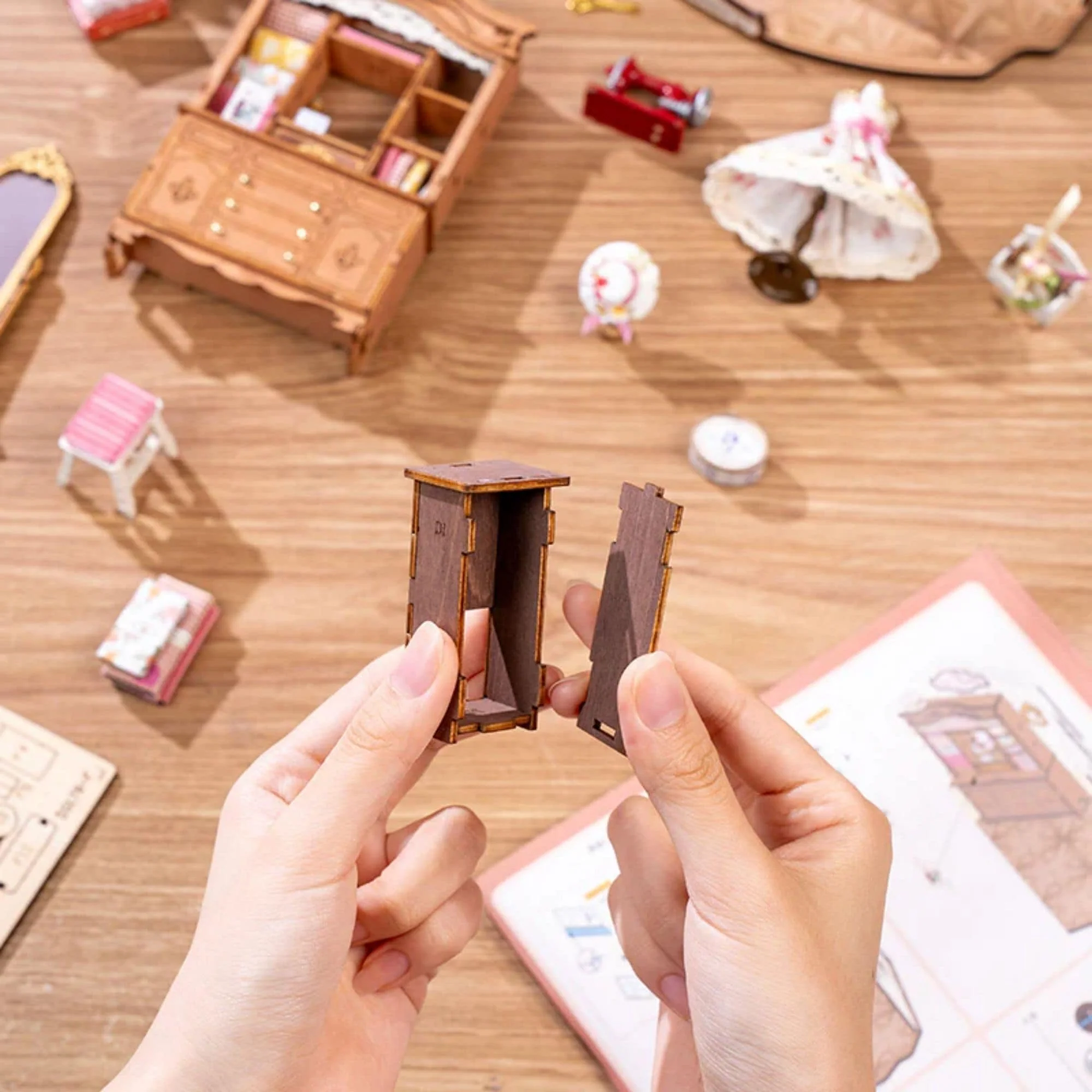 Rolife DIY Mini House - Casas Miniatura Elsa's Tailoring - Image 7